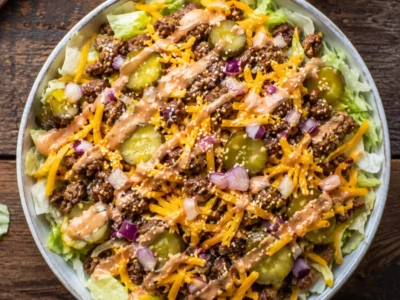Big Mac Salat mit Hack, Cheddar und Sauce fertig angerichtet in Schüssel